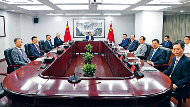 中央港澳辦召開會議，夏寶龍主任（中）主持會議。原港澳辦副主任宋哲（左）、鄧中華（右）也參加會議