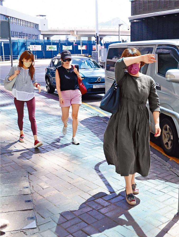 李秋林以手遮面 李秋林以手遮面