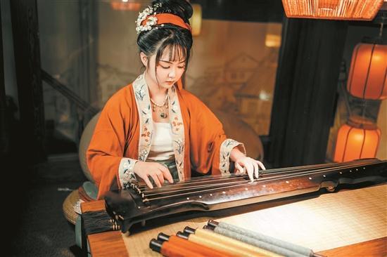 離飄穿著復(fù)原類(lèi)漢服。受訪者供圖