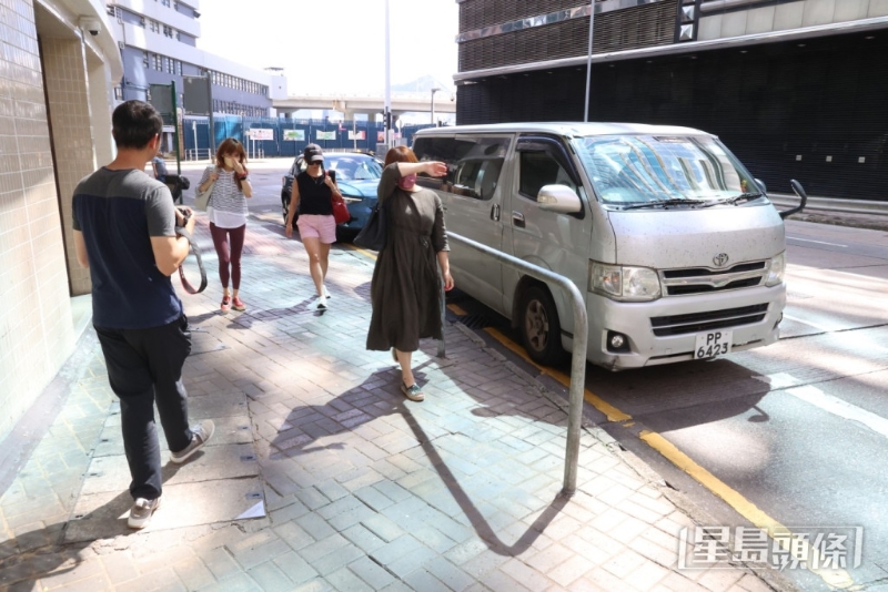 李玟兩名胞姐周二由朋友陪同下到北角香港殯儀館為妹妹處理身后事。