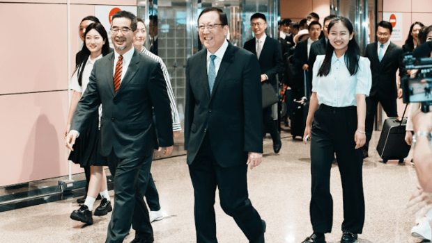 蕭旭岑（前排左一）到機場接機。