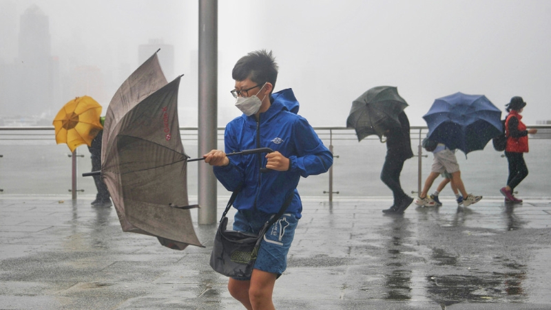 臺風(fēng)泰利殺到