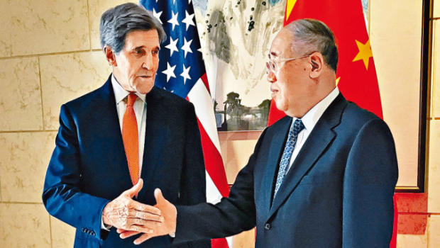 克里（左）與解振華（右）在會(huì)談前握手。