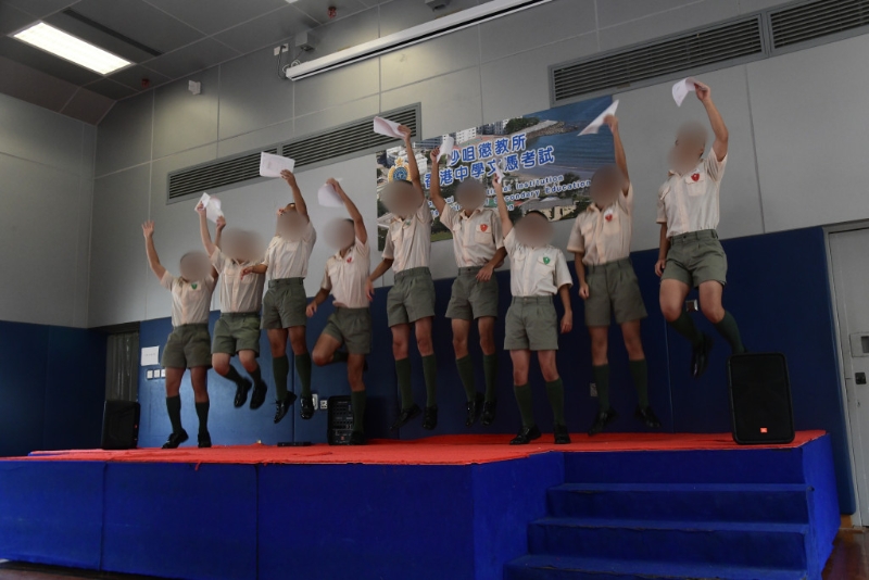 沙咀懲教所有13名在囚青少年報考2023年香港中學文憑試，他們取得成績單后十分雀躍。 梁國峰攝