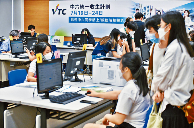 自資院校以“銀彈”攻勢搶人，部分更“加碼”，2年學費全免