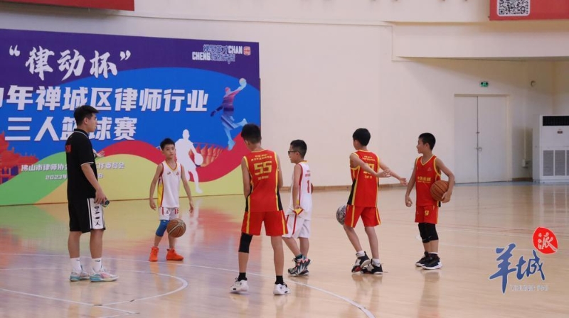 放暑假的孩子們正在上籃球班。