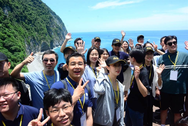 馬英九與大魯學生在清水斷崖觀景臺合影