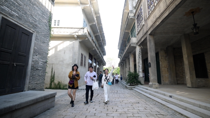 采風(fēng)團(tuán)行走在開平赤坎華僑古鎮(zhèn)。