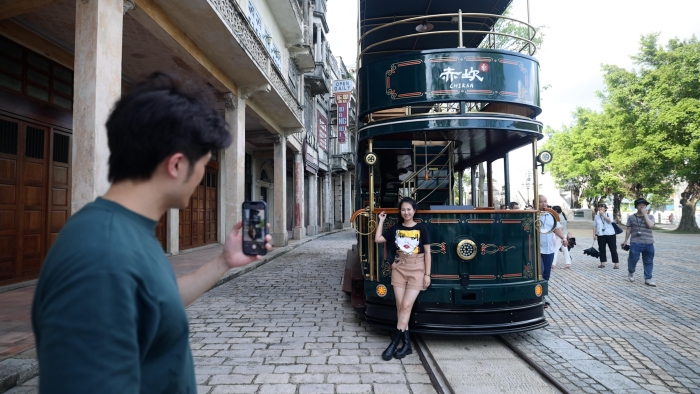 采風(fēng)團(tuán)成員在赤坎華僑古鎮(zhèn)拍照。