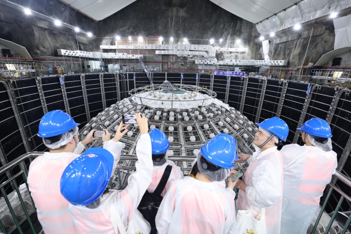 采風(fēng)團(tuán)參觀中微子實(shí)驗(yàn)裝置。