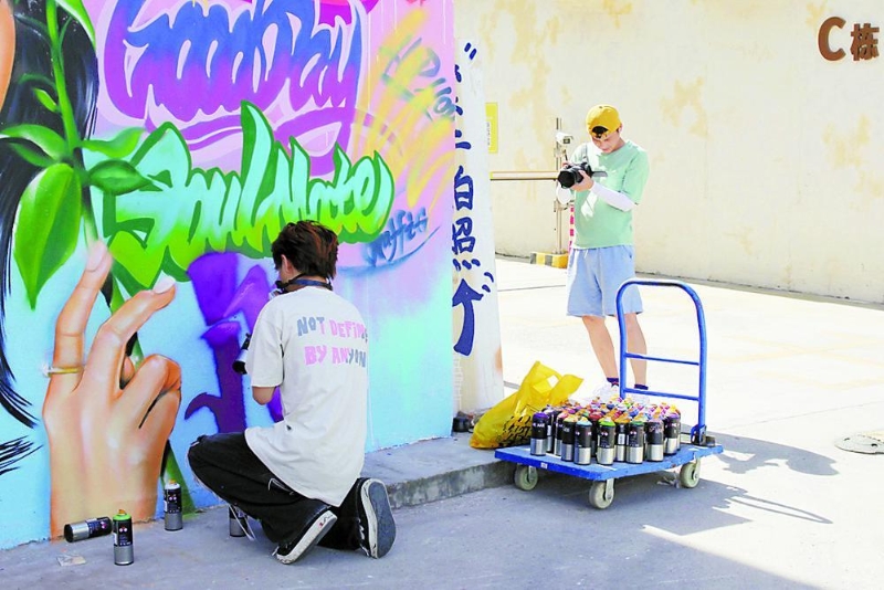 主創(chuàng)團(tuán)隊(duì)拍攝受訪者創(chuàng)作畫面