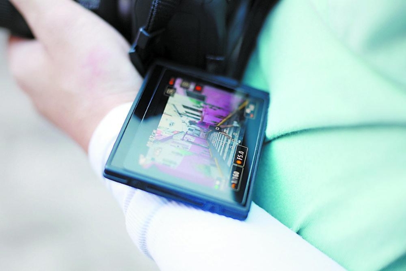 拍攝現(xiàn)場需要時(shí)刻確認(rèn)素材情況