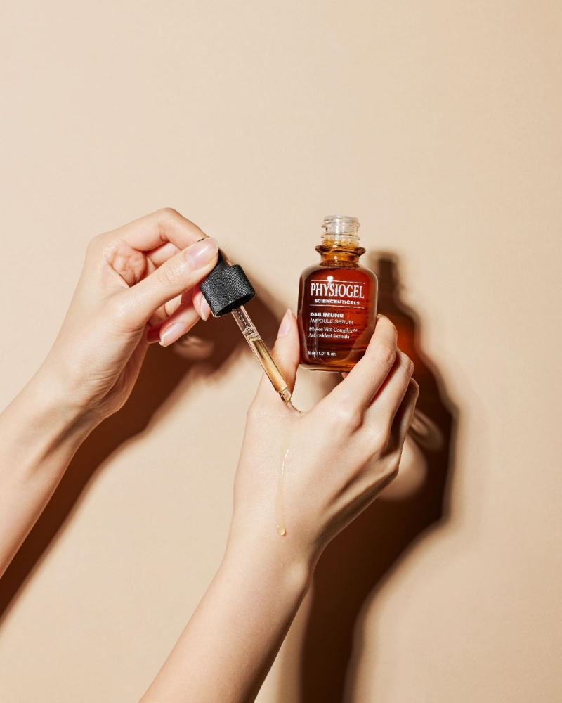 Physiogel逆齡抗氧精華液/$469，配方比檸檬蘊(yùn)含多100倍的純維他命C，具高效抗氧化功效，而維他命C、E及維他命原B5，則有助提亮并改善暗沉膚色，