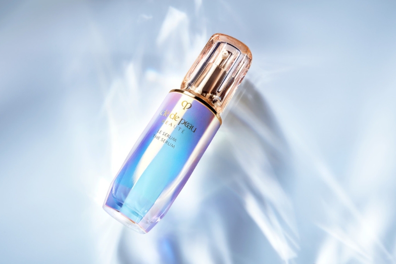 Cle de Peau Le Serum煥活細(xì)胞精華/$1，250/30ml、$2，080/50ml、$2，700/75ml，蘊(yùn)含獨家研發(fā)的Skin-Empowering Illuminator亮肌精華，提升肌膚防御力，另三色海藻復(fù)合物Kelplex中的綠海藻、紅海藻及褐海藻成分，亦強(qiáng)化細(xì)胞及修復(fù)力量。
