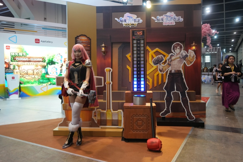 香港動漫電玩節(jié)開鑼美女Cosplayer到場坐鎮(zhèn)。