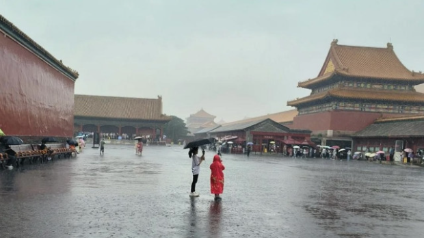 北京下起大雨，故宮晚上宣布閉院。