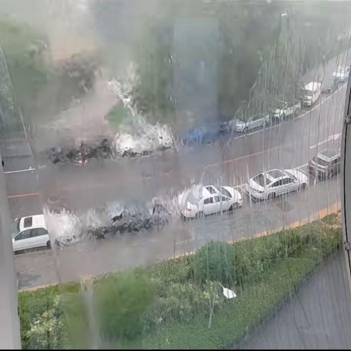 北京下起傾盆大雨。