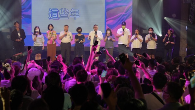 柯文哲舉辦演唱會(huì)載歌載舞，現(xiàn)場(chǎng)座無(wú)虛席。