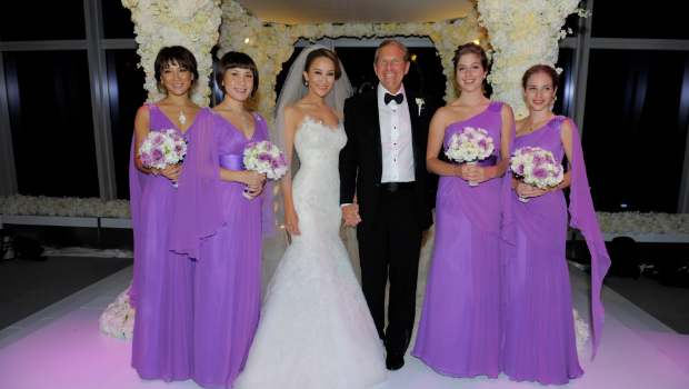 李玟的姐姐及兩個(gè)女兒充當(dāng)姐妹、花女。