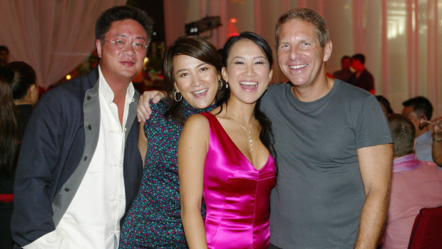 經(jīng)常結(jié)伴出席活動(dòng)。