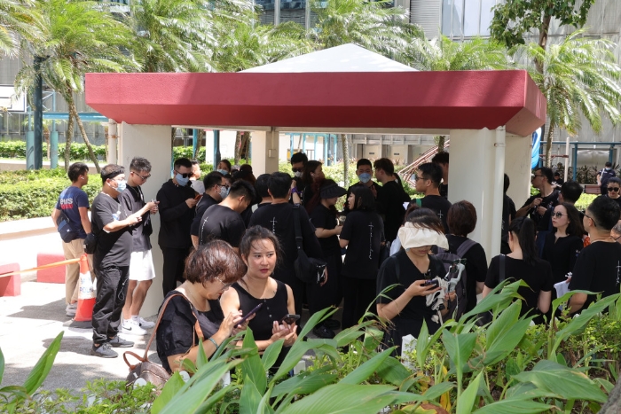 約半百內(nèi)地粉絲于下午2時(shí)前已在殯儀館對(duì)面的公園排隊(duì)等候。