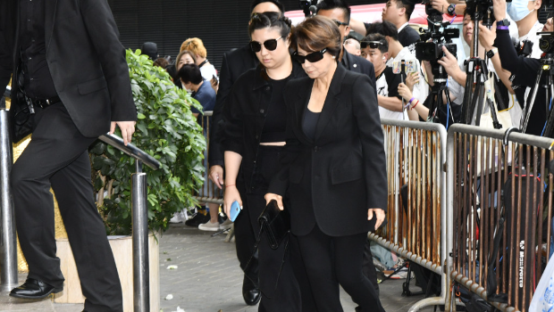 甄妮由女兒陪同下到場(chǎng)。