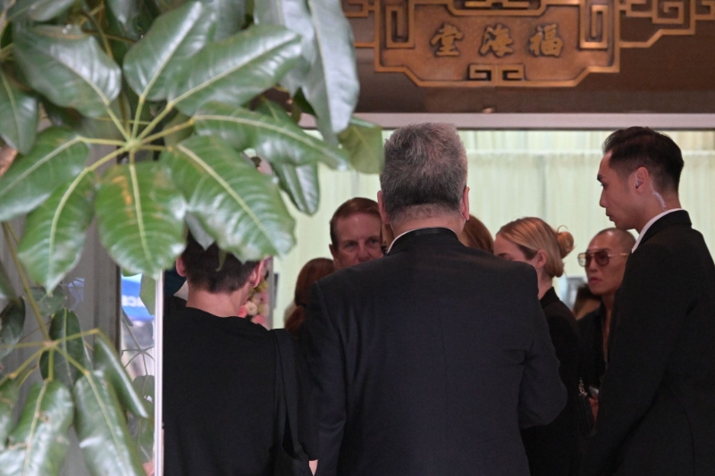 丈夫Bruce現(xiàn)身。