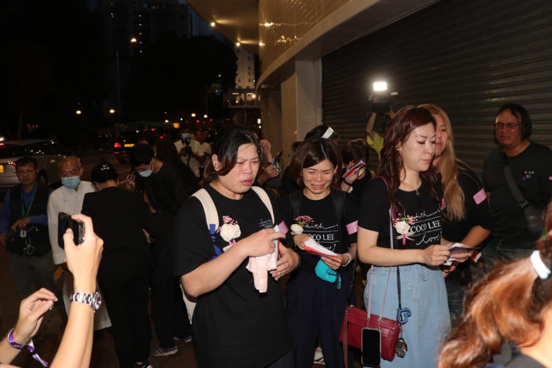 逾千粉絲持鮮花排長龍進(jìn)入靈堂 逾千粉絲持鮮花排長龍進(jìn)入靈堂