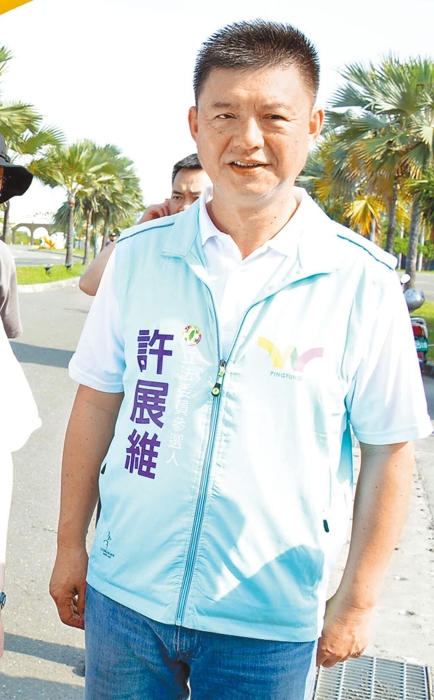 民進(jìn)黨屏南“立委”參選人許展維被質(zhì)疑服務(wù)收紅包，他痛批選舉惡質(zhì)，更直接宣布退選，讓屏南“立委”選情投下震撼彈。