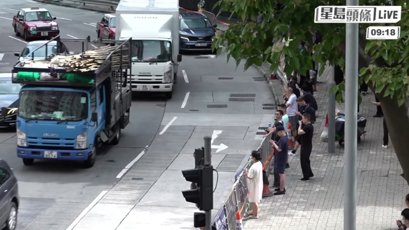 不少粉絲到場，送別偶像