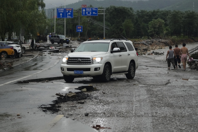 洪水過后，北京部分街道損壞嚴(yán)重