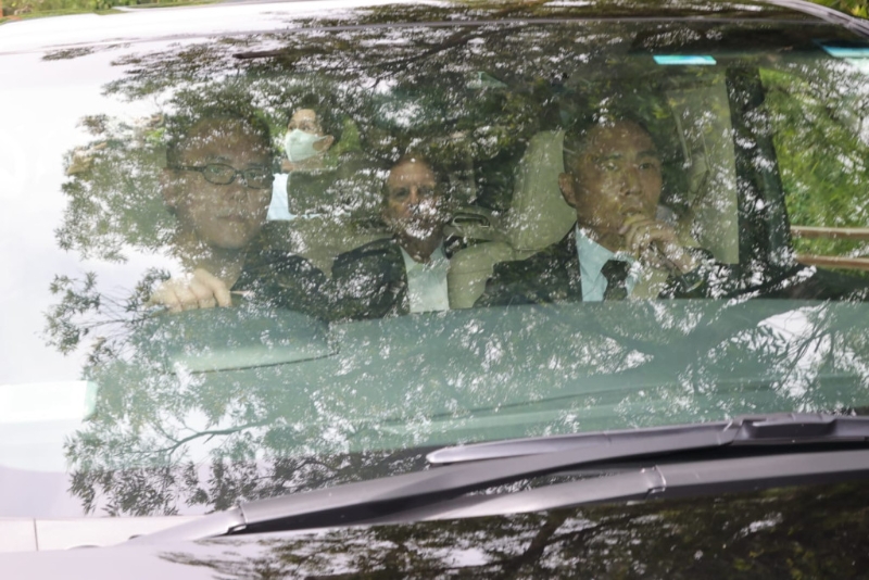 李玟分居老公Bruce低調(diào)乘七人車抵達(dá)火葬場(chǎng)