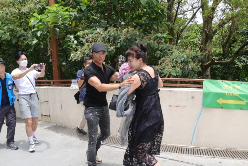 在場(chǎng)便衣警員見(jiàn)狀即出手阻止