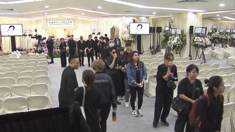 現(xiàn)場已經(jīng)傳出飲泣聲 現(xiàn)場已經(jīng)傳出飲泣聲