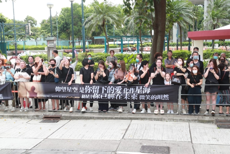 殯儀館門外早已有粉絲守候 殯儀館門外早已有粉絲守候