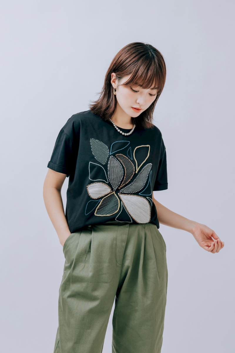 藤圖案T恤/$1，995/A。