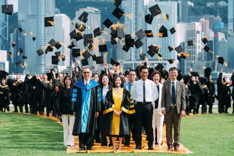 古天樂親身祝賀222名餐廳總經(jīng)理畢業(yè)。