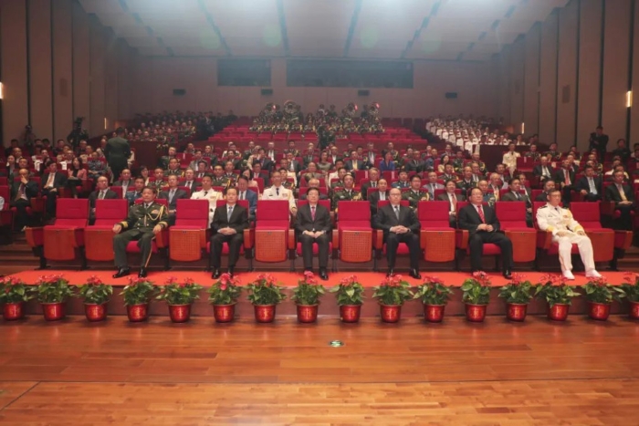 董經(jīng)緯（前左二）出席駐部隊(duì)建軍節(jié)活動。