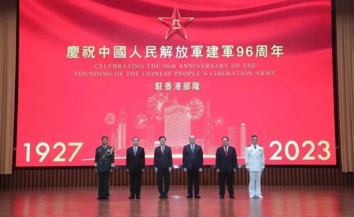 董經(jīng)緯（左二）出席駐部隊(duì)建軍節(jié)活動。