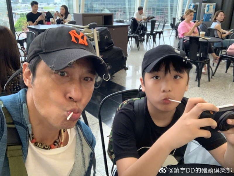 吳鎮(zhèn)宇兒子Feynman就讀于新加坡國際學(xué)校。