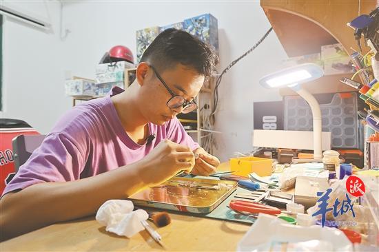 韋順譯正在制作模型。