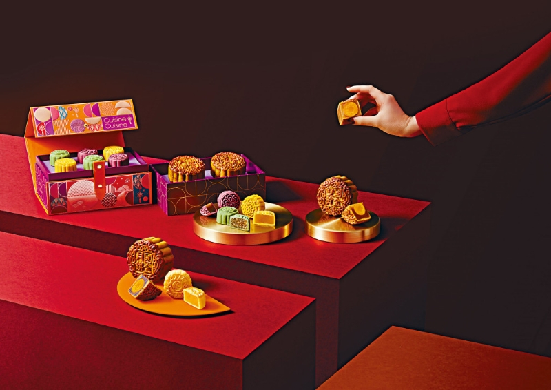 國(guó)金軒新推“時(shí)尚珍品”尊尚禮盒系列，包括雙黃白蓮蓉月餅及金沙奶黃月餅，更首推色彩繽紛的桃山月餅系列，于8月31日前選購(gòu)，可享高達(dá)68折。（C） - 副本