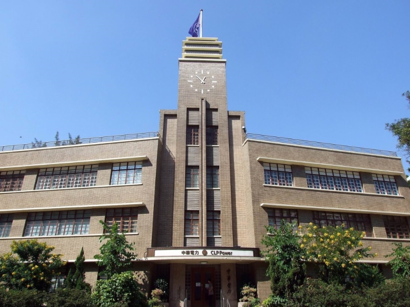 中電鐘樓樓高25米，三面外墻裝嵌了電力驅(qū)動(dòng)的塔鐘， 塔鐘上方建有玻璃飾磚，構(gòu)成別樹一格的建筑特色。（資料圖片）