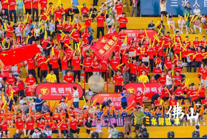 開幕式開始前，現(xiàn)場已有大量球迷在看臺就位。