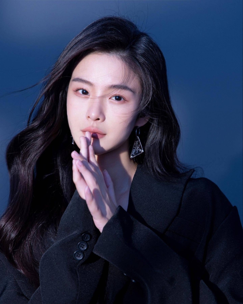 有網(wǎng)民更指她似內(nèi)地女演員楊冪。