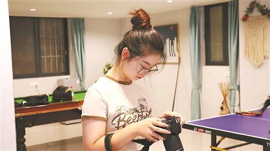 李一嵐正在檢查拍攝的照片。