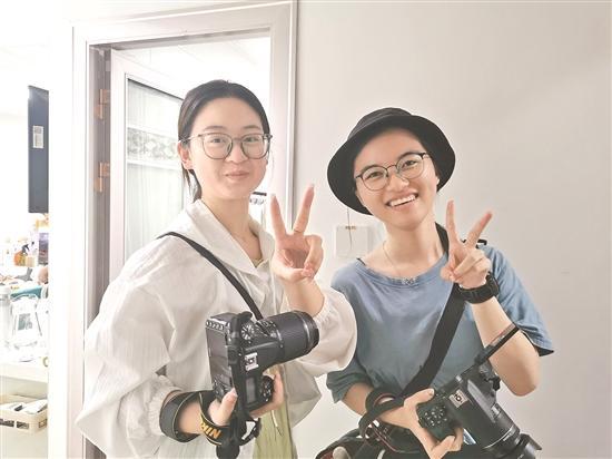 李一嵐與同事在采訪中。