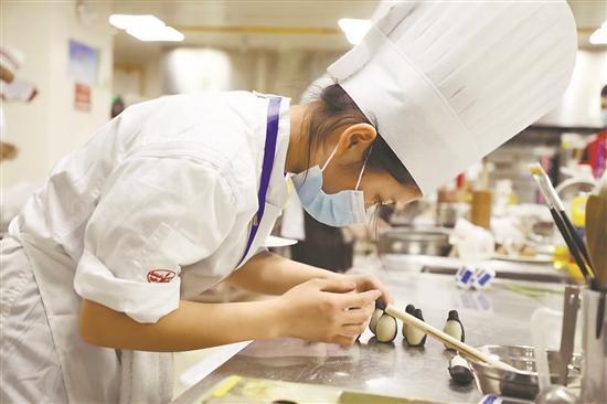 譚永情正在制作面點(diǎn)。受訪者供圖