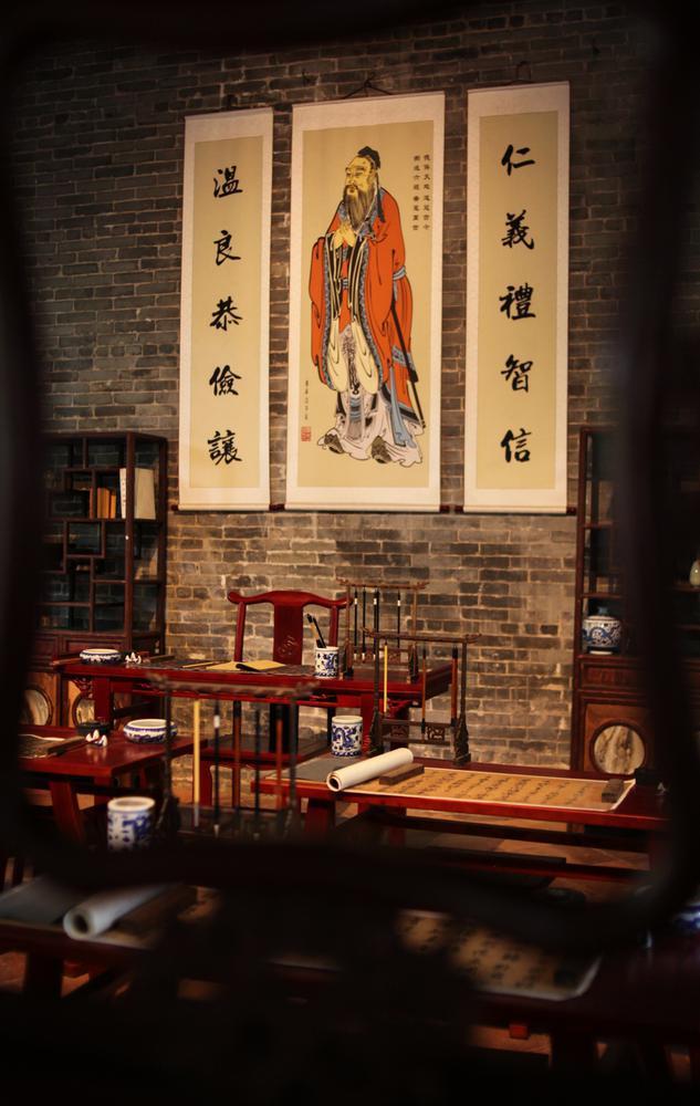 園內(nèi)復(fù)原舊時(shí)學(xué)堂陳設(shè)