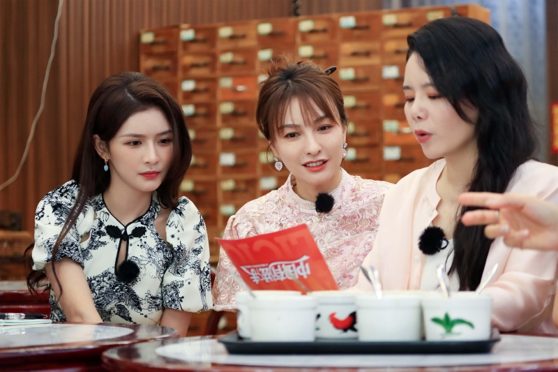 “姐姐們”在甜品店內(nèi) 順宣供圖